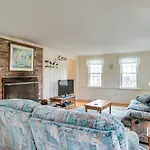 Chatham Getaway With Sunroom Walk To Beach!