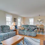 Chatham Getaway With Sunroom Walk To Beach!