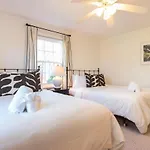 Gorgeous Home With Game Room Dog Welcome