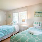 Quintessential Cape Directly On The Cape Cod Rail Dog Friendly