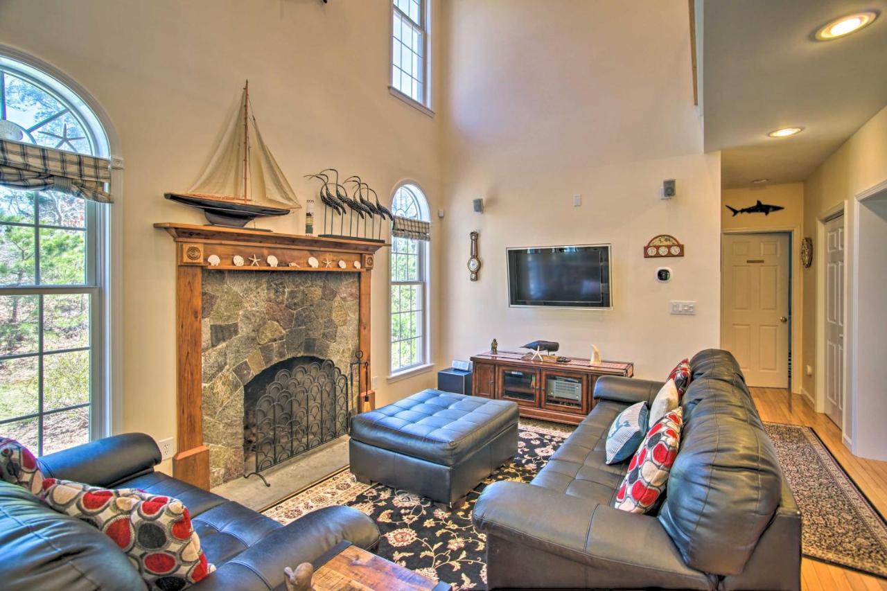 1 Mi To With Fire Pit And Bbq In Cape Cod! Chatham