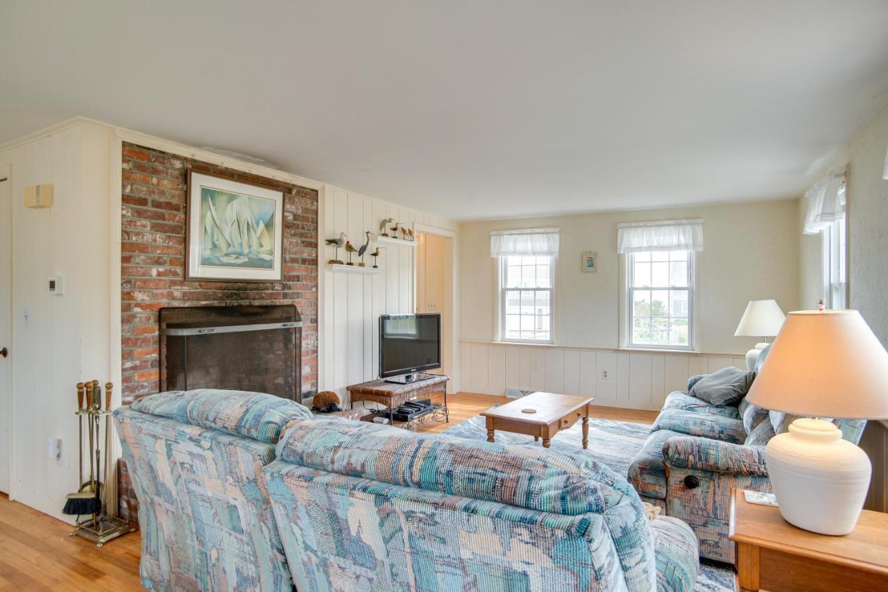Getaway With Sunroom Walk To Beach! Holiday home Chatham