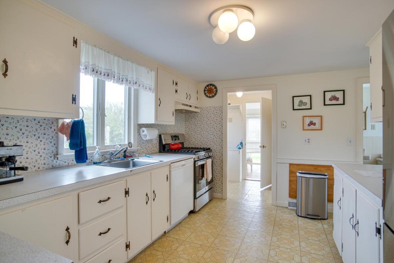 Getaway With Sunroom Walk To Beach! *