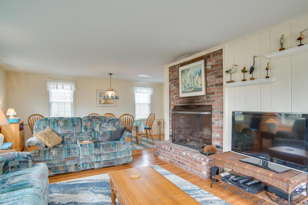 Holiday home Getaway With Sunroom Walk To Beach!