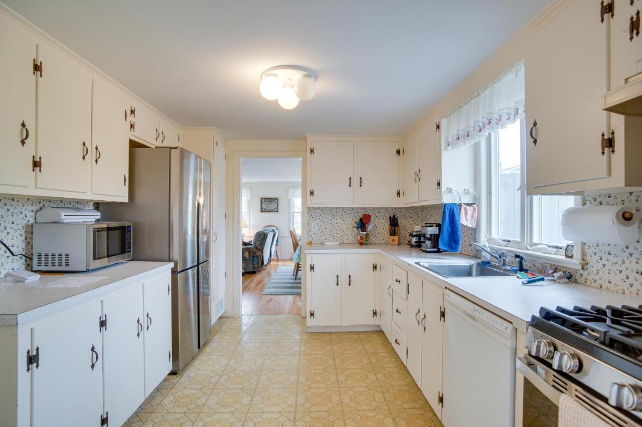 Getaway With Sunroom Walk To Beach! Holiday home