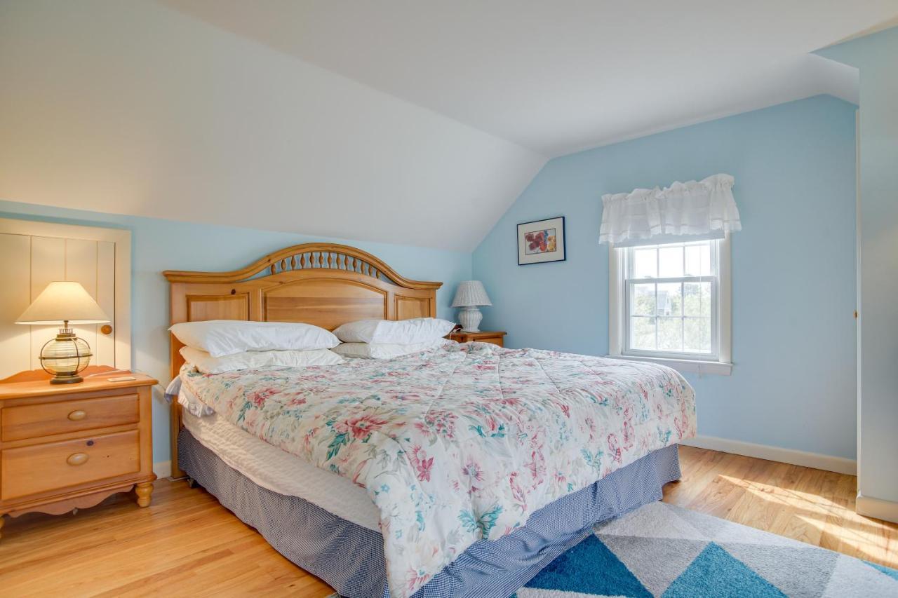 Getaway With Sunroom Walk To Beach!