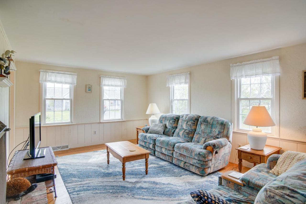 Holiday home Getaway With Sunroom Walk To Beach!