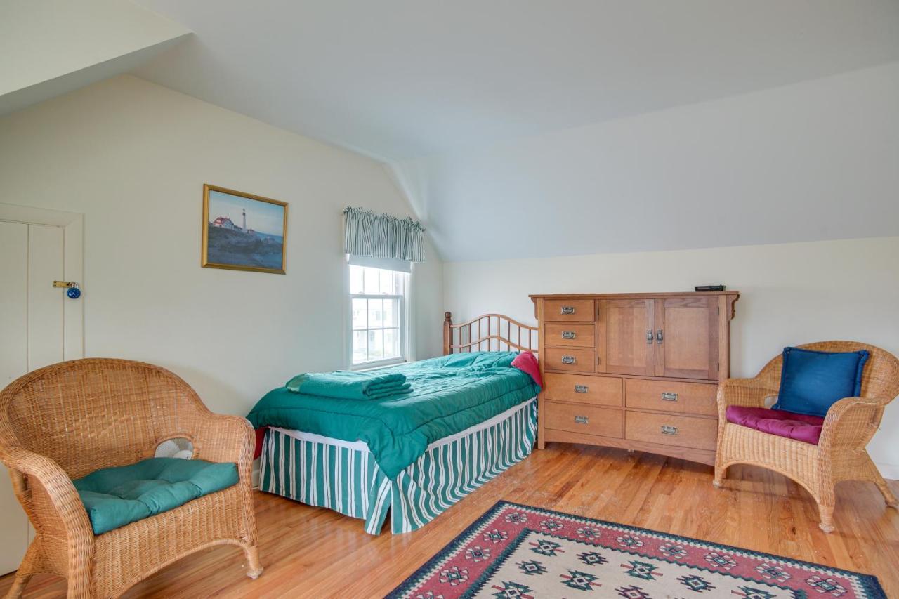 Holiday home Getaway With Sunroom Walk To Beach!