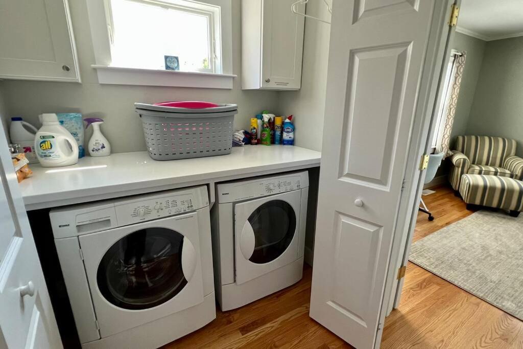 Downtown Walk To Amenities: 4 Bedroom+ * Chatham