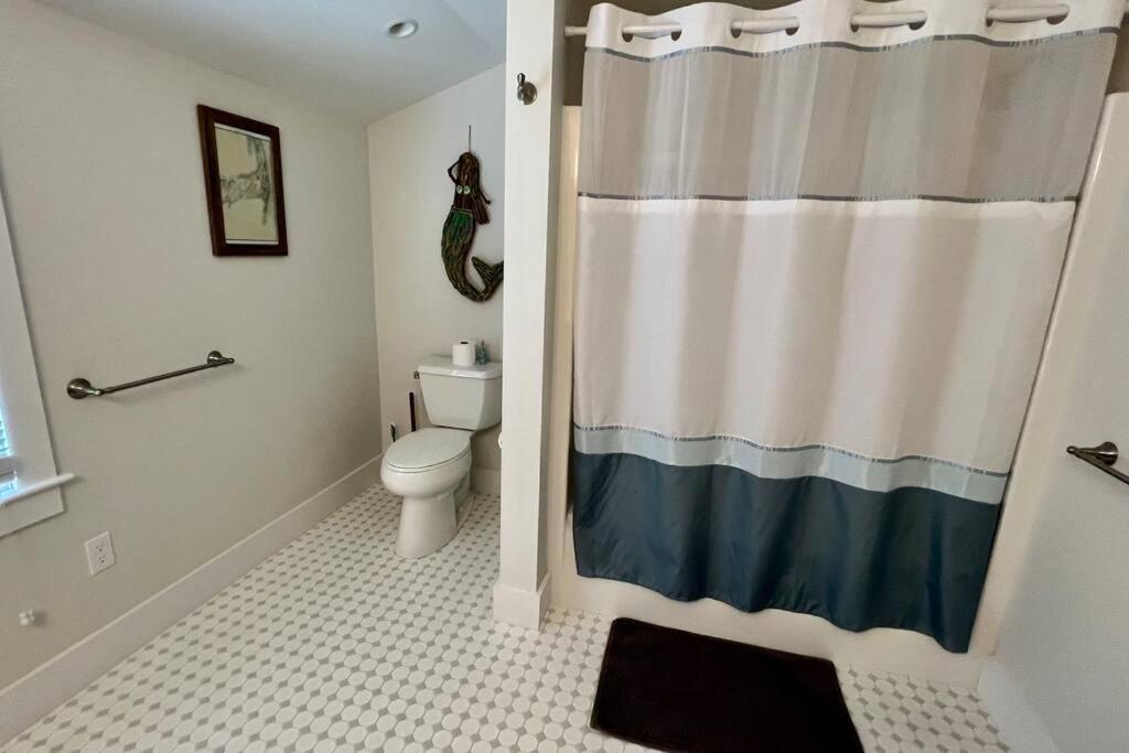 Downtown Walk To Amenities: 4 Bedroom+ *