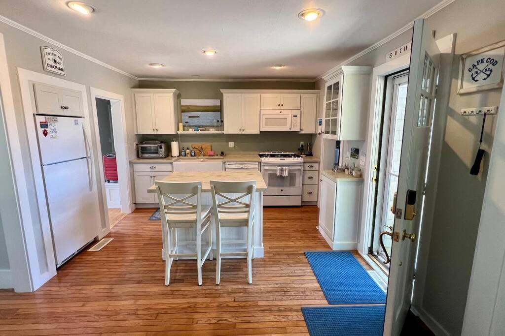 Downtown Walk To Amenities: 4 Bedroom+ Holiday home *