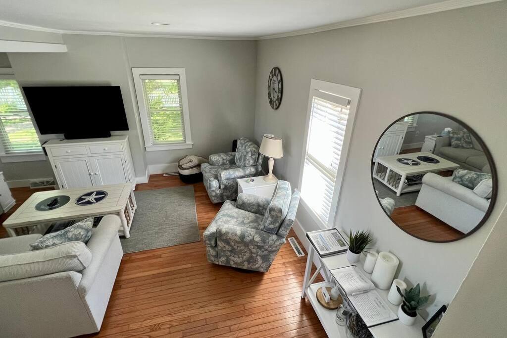 Holiday home Downtown Walk To Amenities: 4 Bedroom+