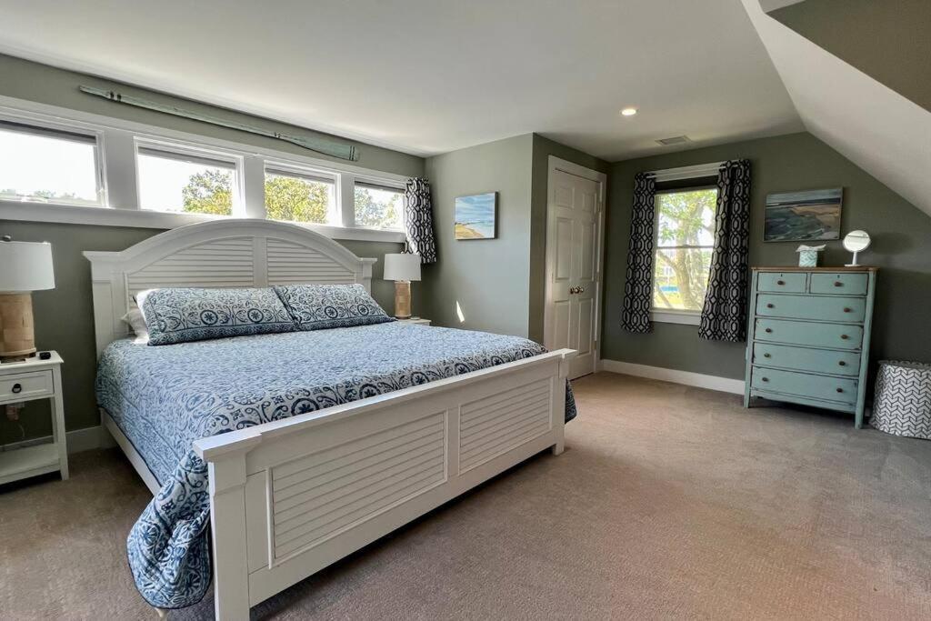 Downtown Walk To Amenities: 4 Bedroom+