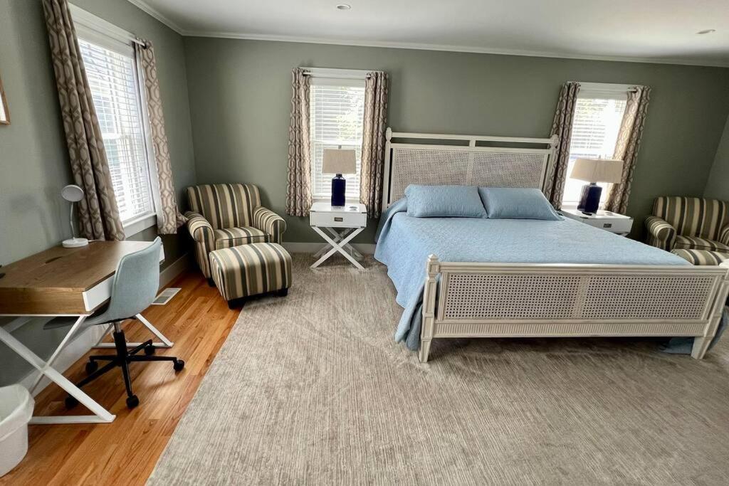 Downtown Walk To Amenities: 4 Bedroom+ Holiday home Chatham