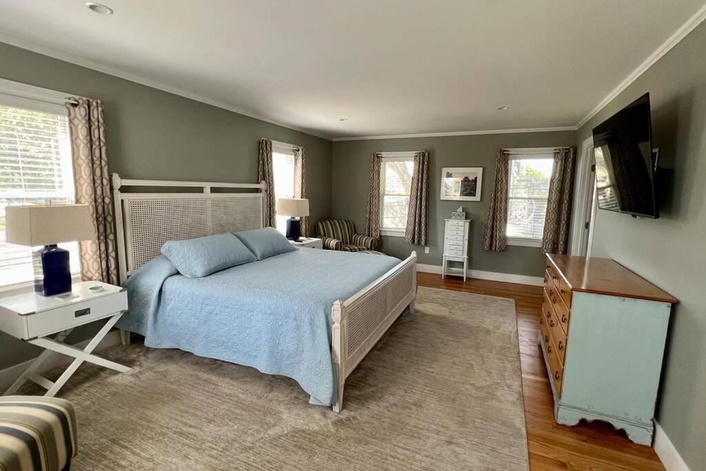 Downtown Walk To Amenities: 4 Bedroom+ Holiday home *