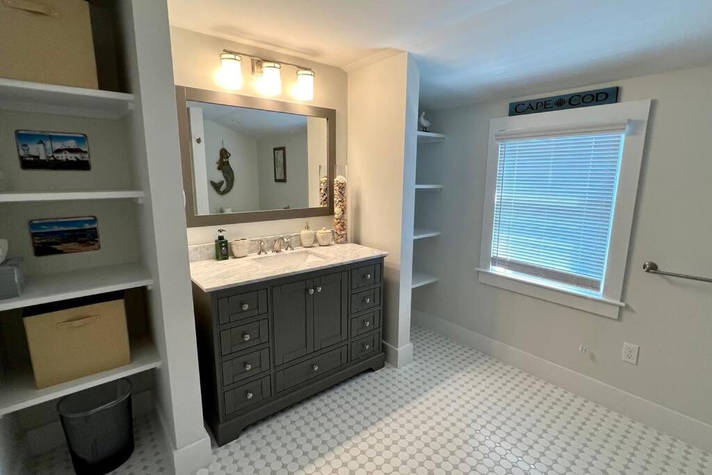 Downtown Walk To Amenities: 4 Bedroom+ * Chatham
