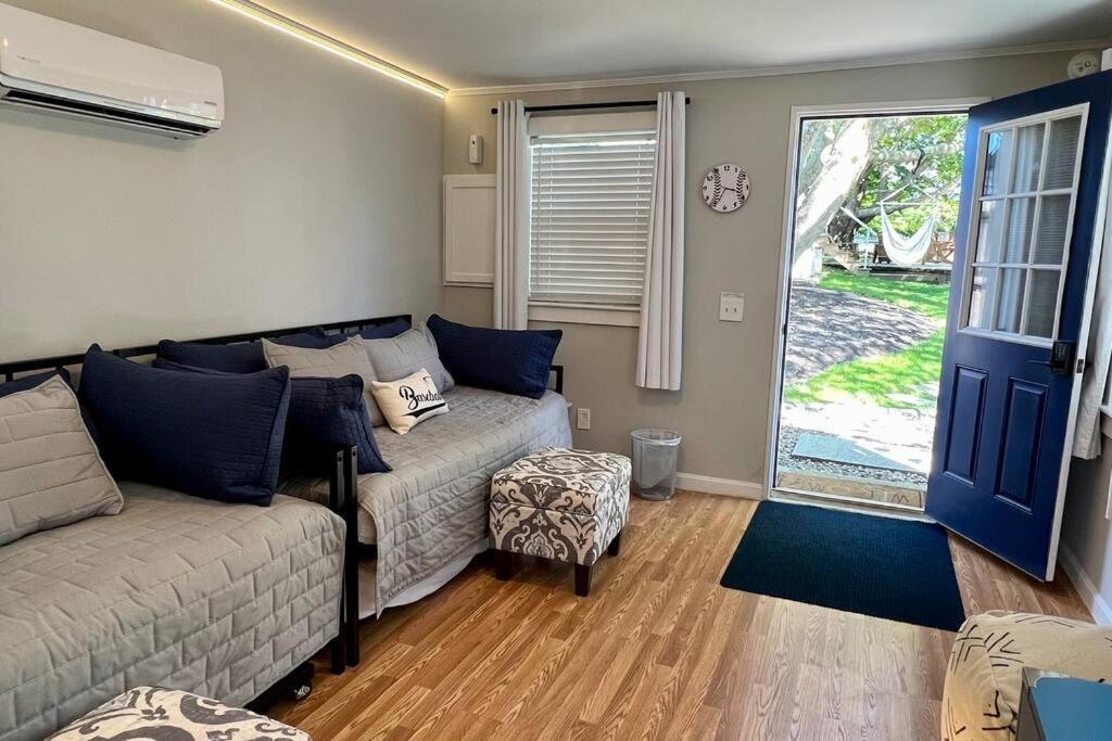 Downtown Walk To Amenities: 4 Bedroom+ Holiday home *