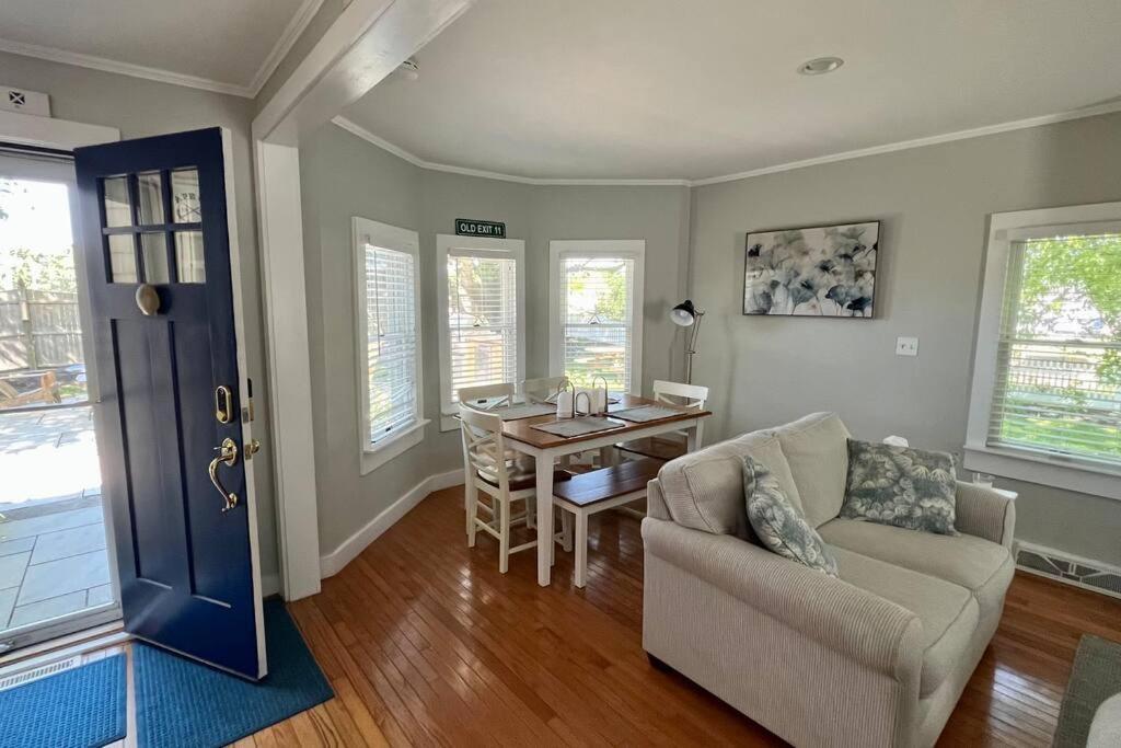 Downtown Walk To Amenities: 4 Bedroom+ *