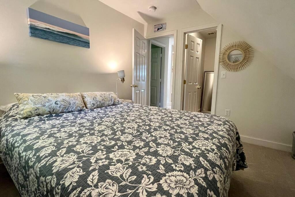Downtown Walk To Amenities: 4 Bedroom+ Holiday home Chatham