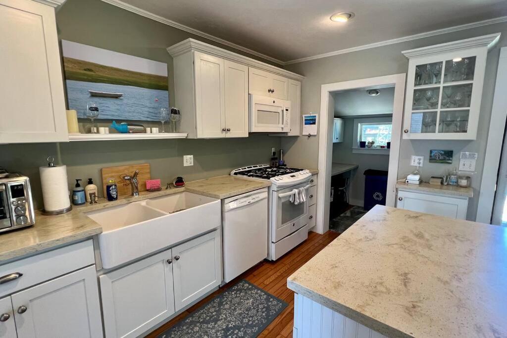 Downtown Walk To Amenities: 4 Bedroom+ Holiday home