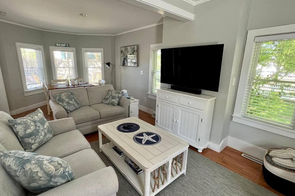 Downtown Walk To Amenities: 4 Bedroom+ Holiday home *