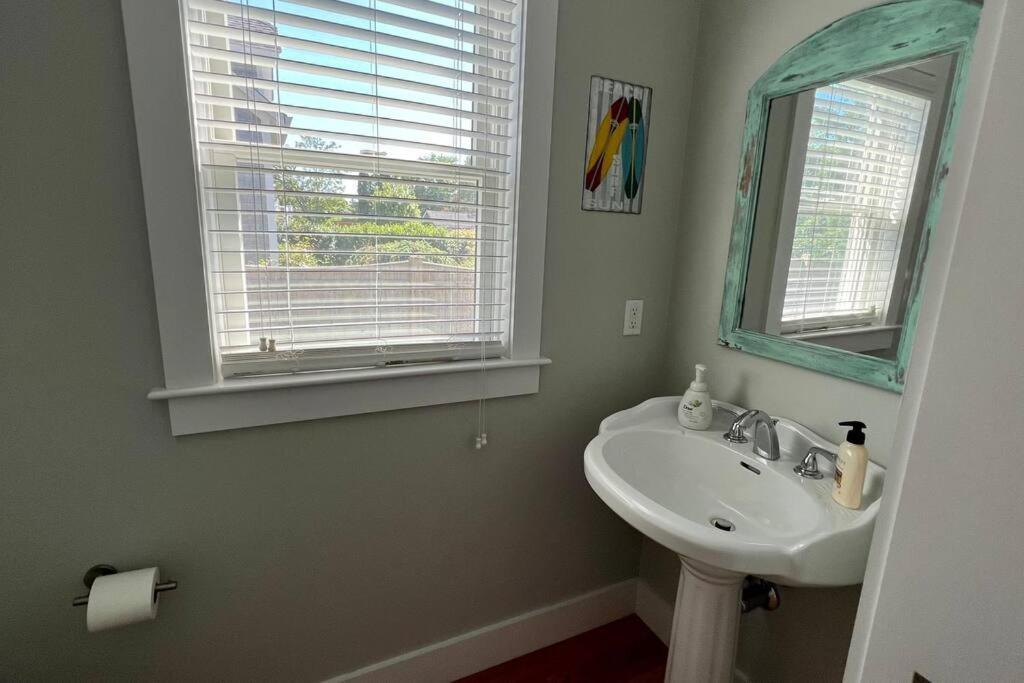 Downtown Walk To Amenities: 4 Bedroom+ * Chatham