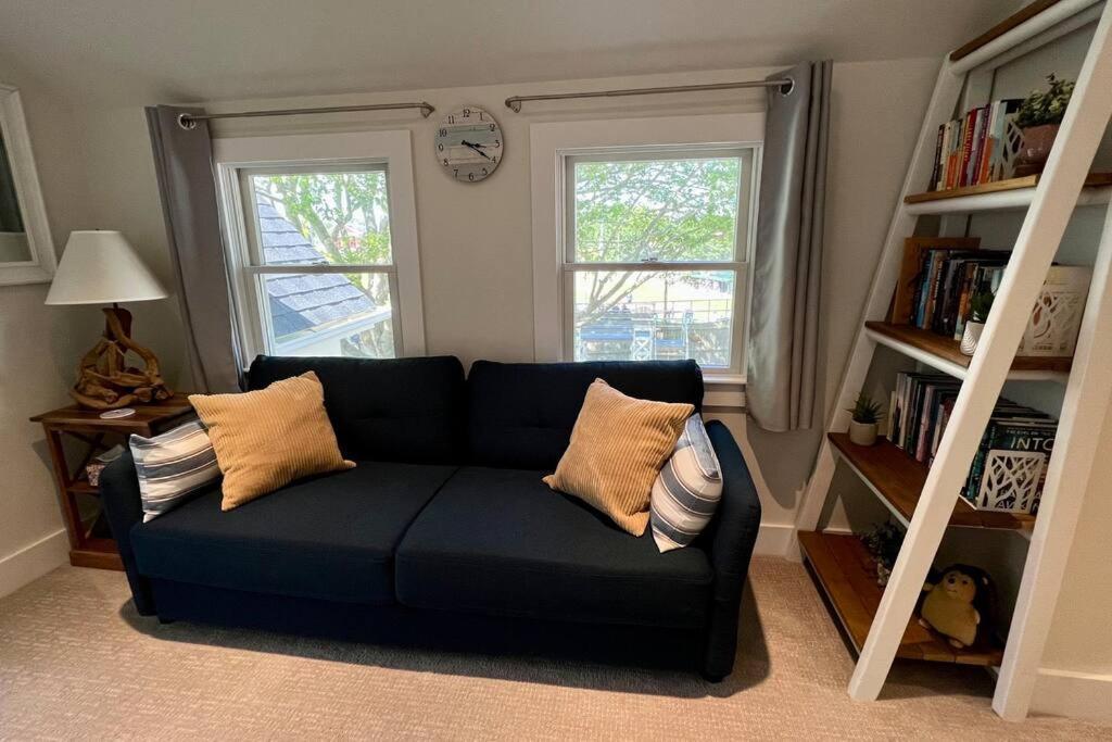 Downtown Walk To Amenities: 4 Bedroom+ Chatham