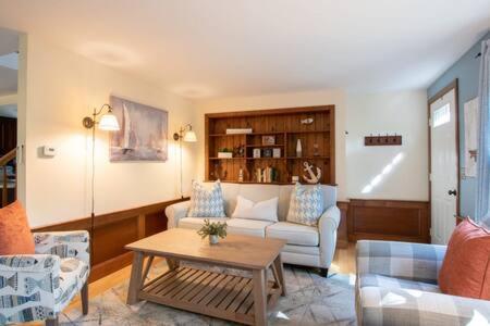 Bring Your Pups To Direct Access To The Cape Cod Rail Trail Holiday home Chatham