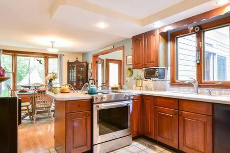 Bring Your Pups To Direct Access To The Cape Cod Rail Trail Holiday home Chatham