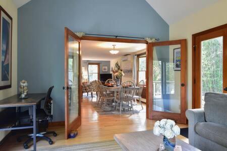 Bring Your Pups To Direct Access To The Cape Cod Rail Trail Holiday home *