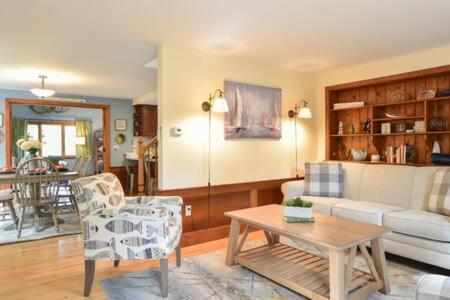Bring Your Pups To Direct Access To The Cape Cod Rail Trail Holiday home