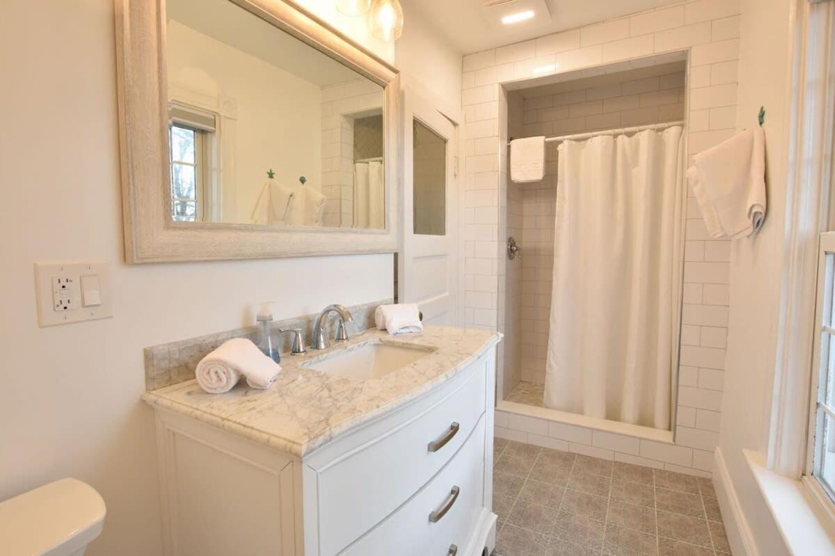 Centrally Located W Patio Fire Pit * Chatham