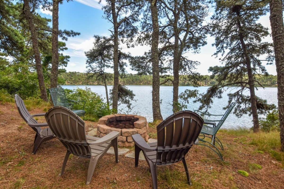 Amazing Location Lakefront Waterside Deck Holiday home