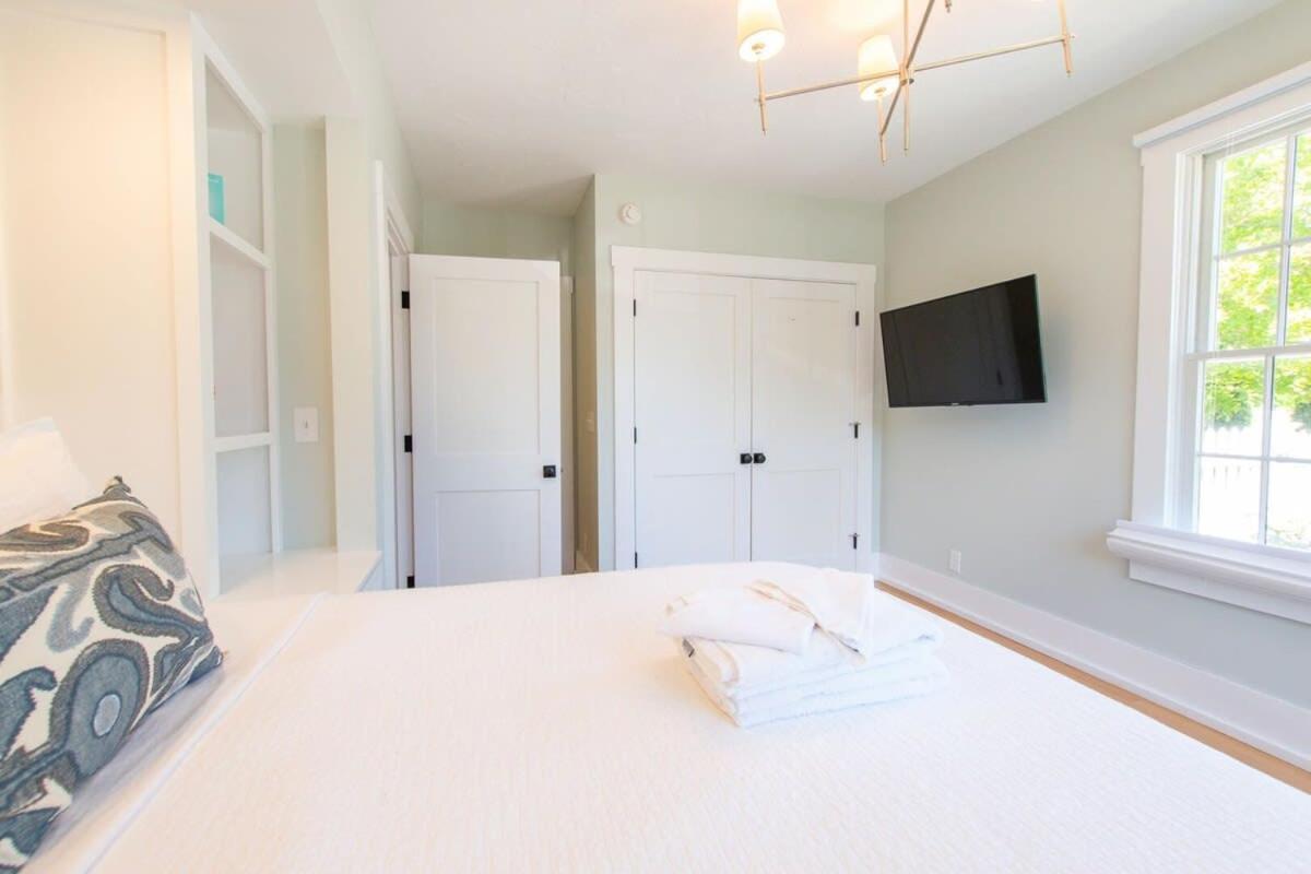 Walk To Ryder Cove Wet Bar & Hot Tub Holiday home Chatham