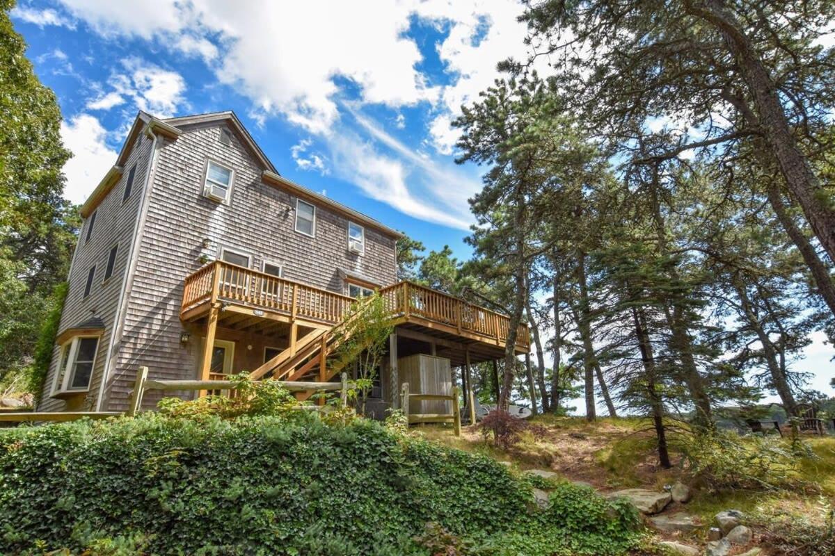 Amazing Location Lakefront Waterside Deck Holiday home *
