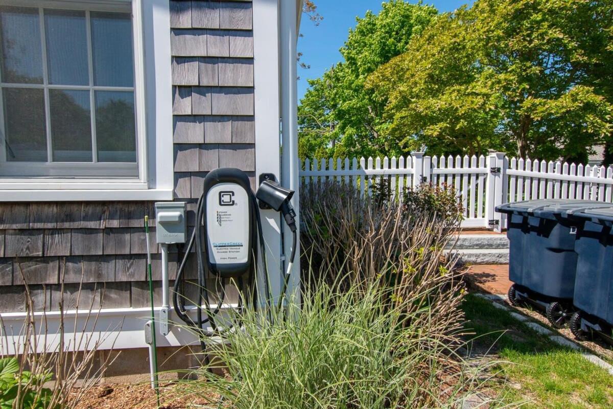 Walk To Ryder Cove Wet Bar & Hot Tub Holiday home Chatham