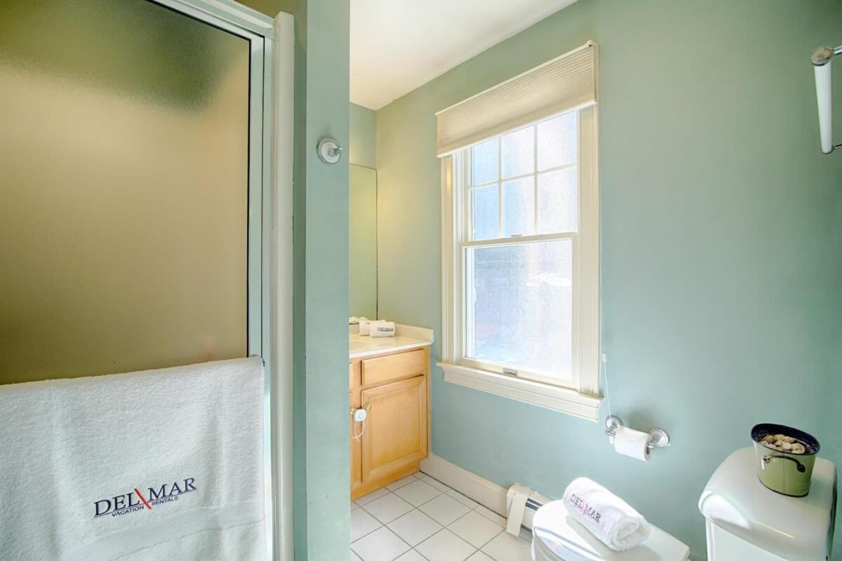 Walk To Main St And Oyster Pond In Holiday home *