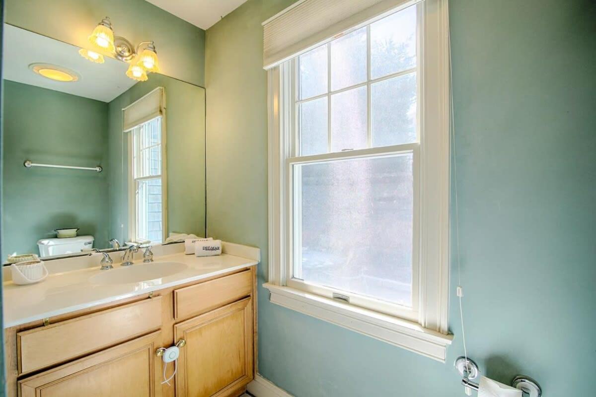 Walk To Main St And Oyster Pond In Holiday home