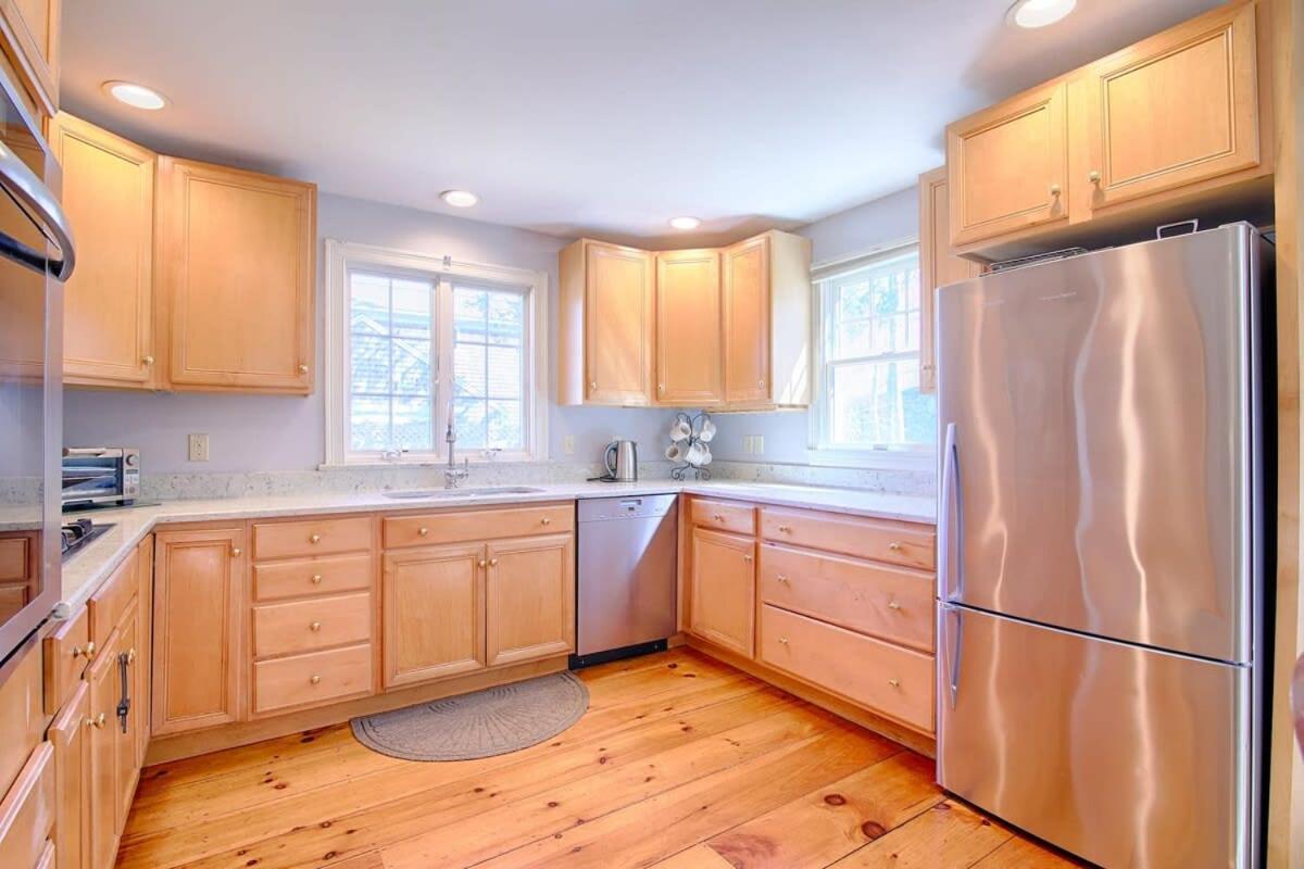 Walk To Main St And Oyster Pond In Holiday home *