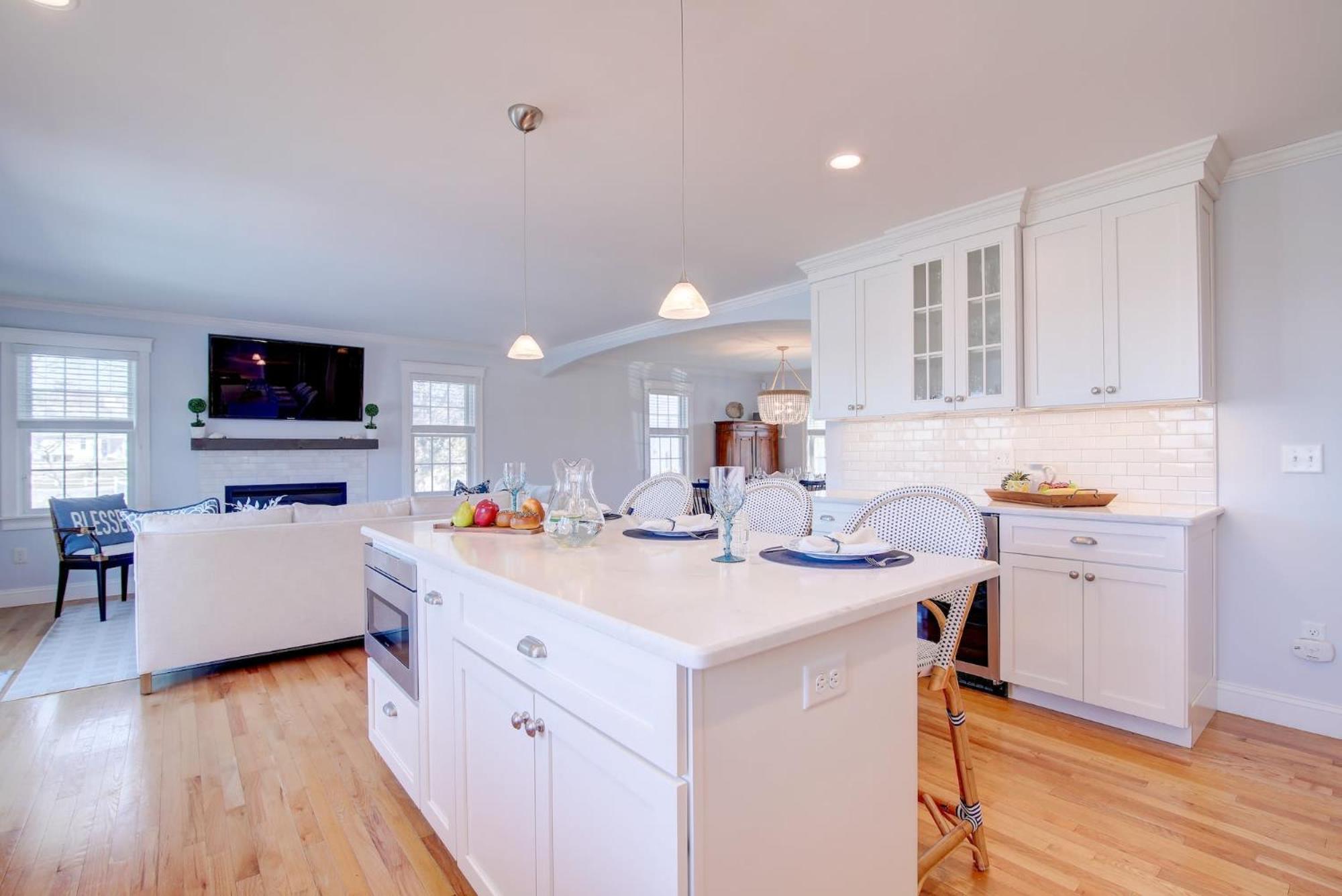 Walk To Oyster Pond And Main Street Holiday home