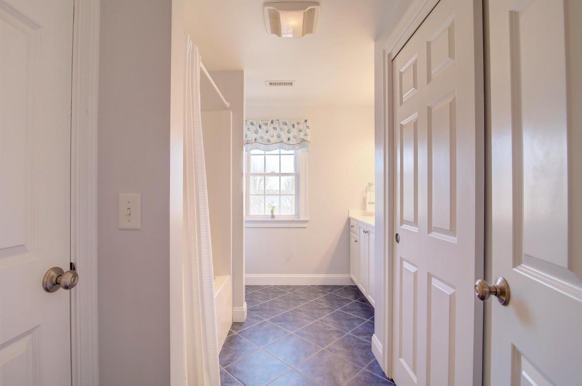 Walk To Oyster Pond And Main Street Holiday home *
