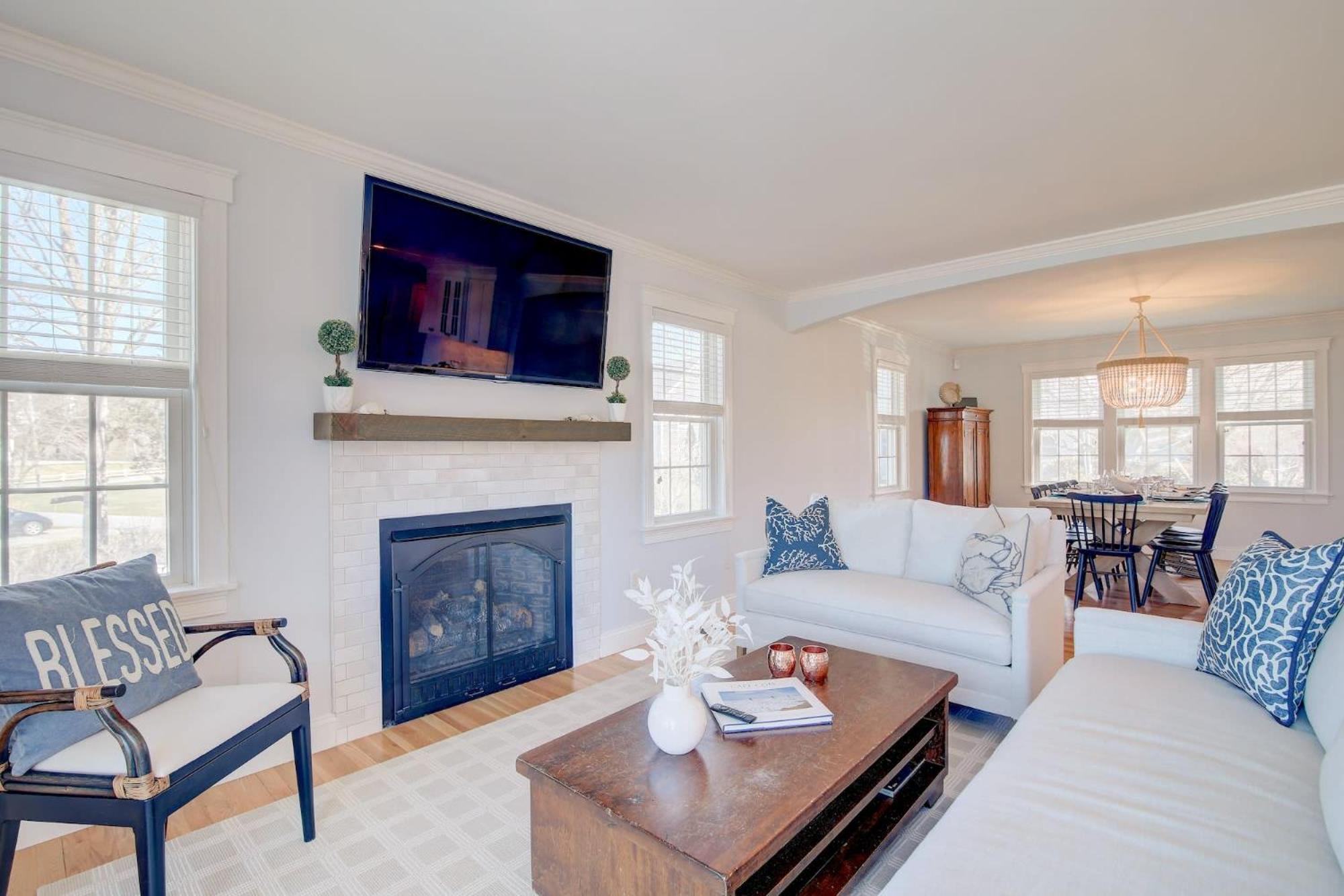 Walk To Oyster Pond And Main Street Holiday home *