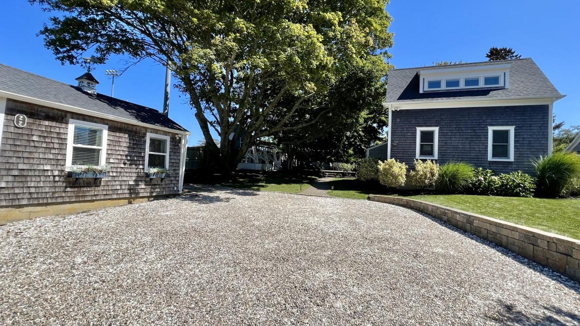 Downtown Walk To Amenities: 4 Bedroom+ Holiday home *