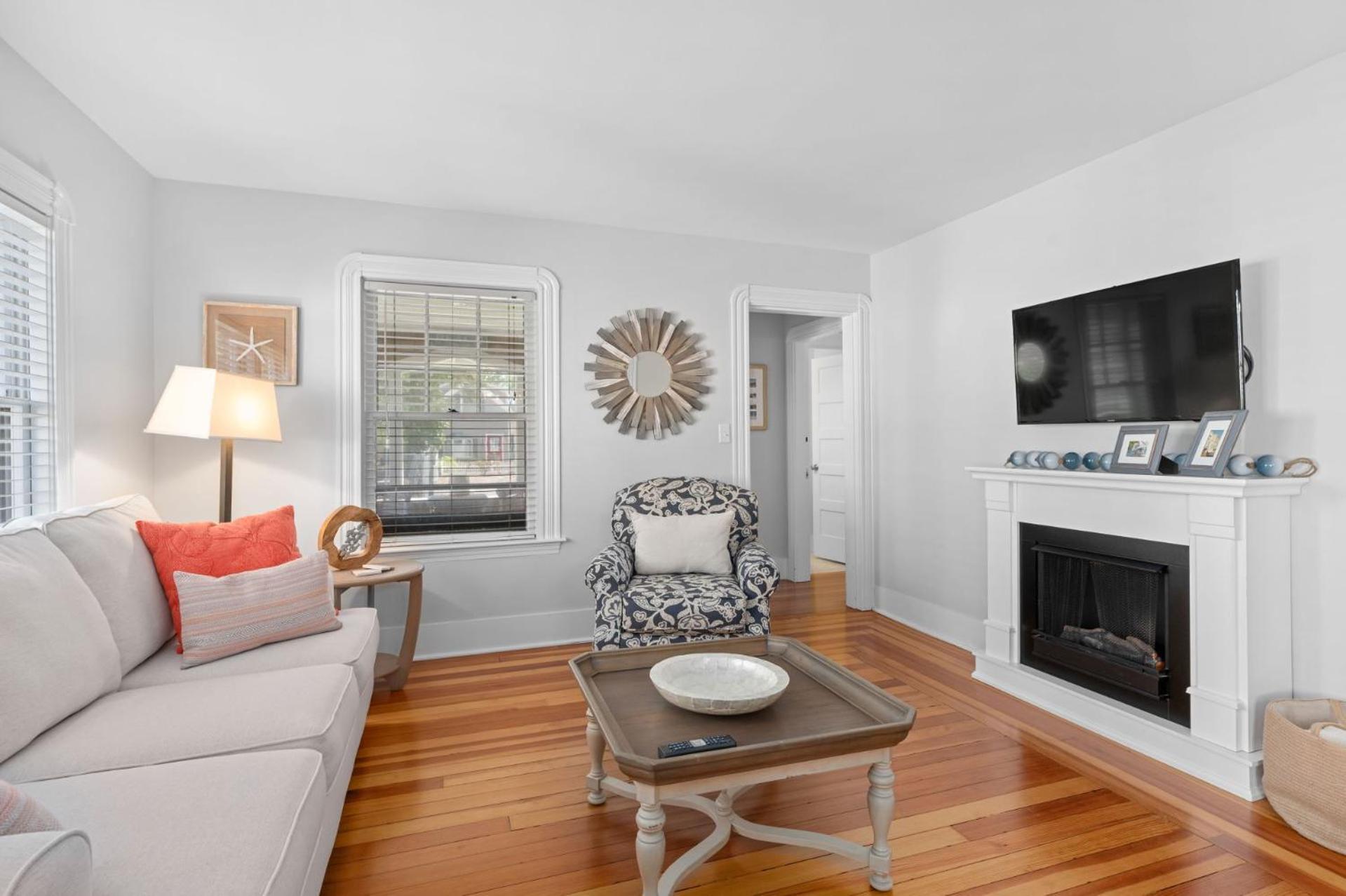 388 Main Street Cape Cod - - The Priscilla House *