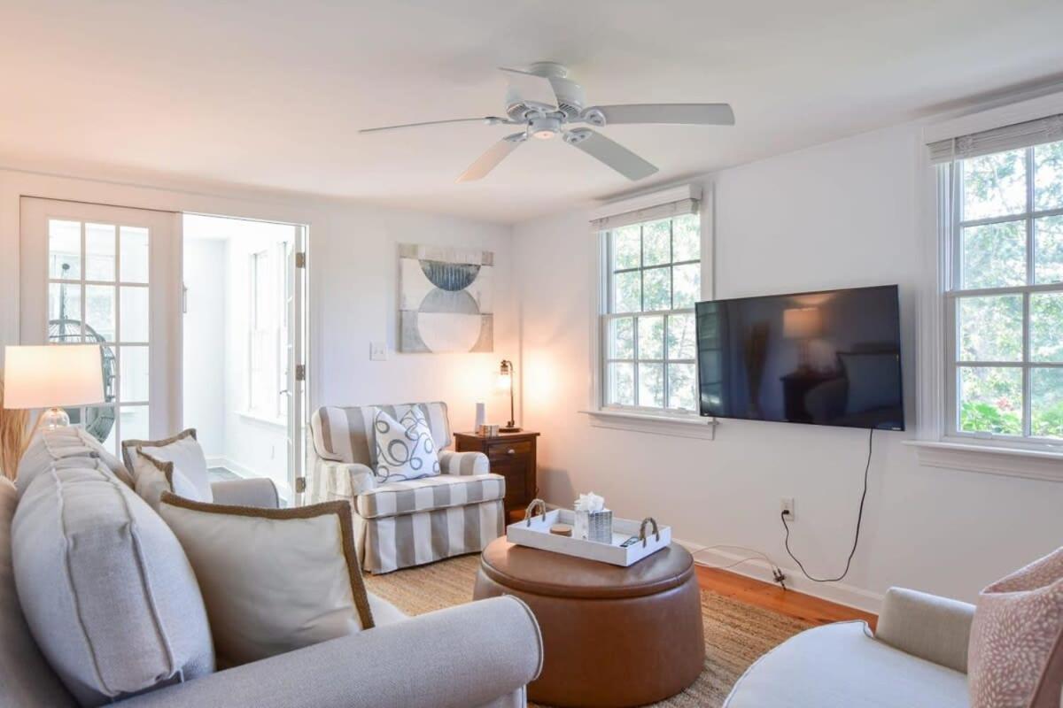 Roof Deck, Walk To Forest Beach, Fire Pit! Holiday home Chatham