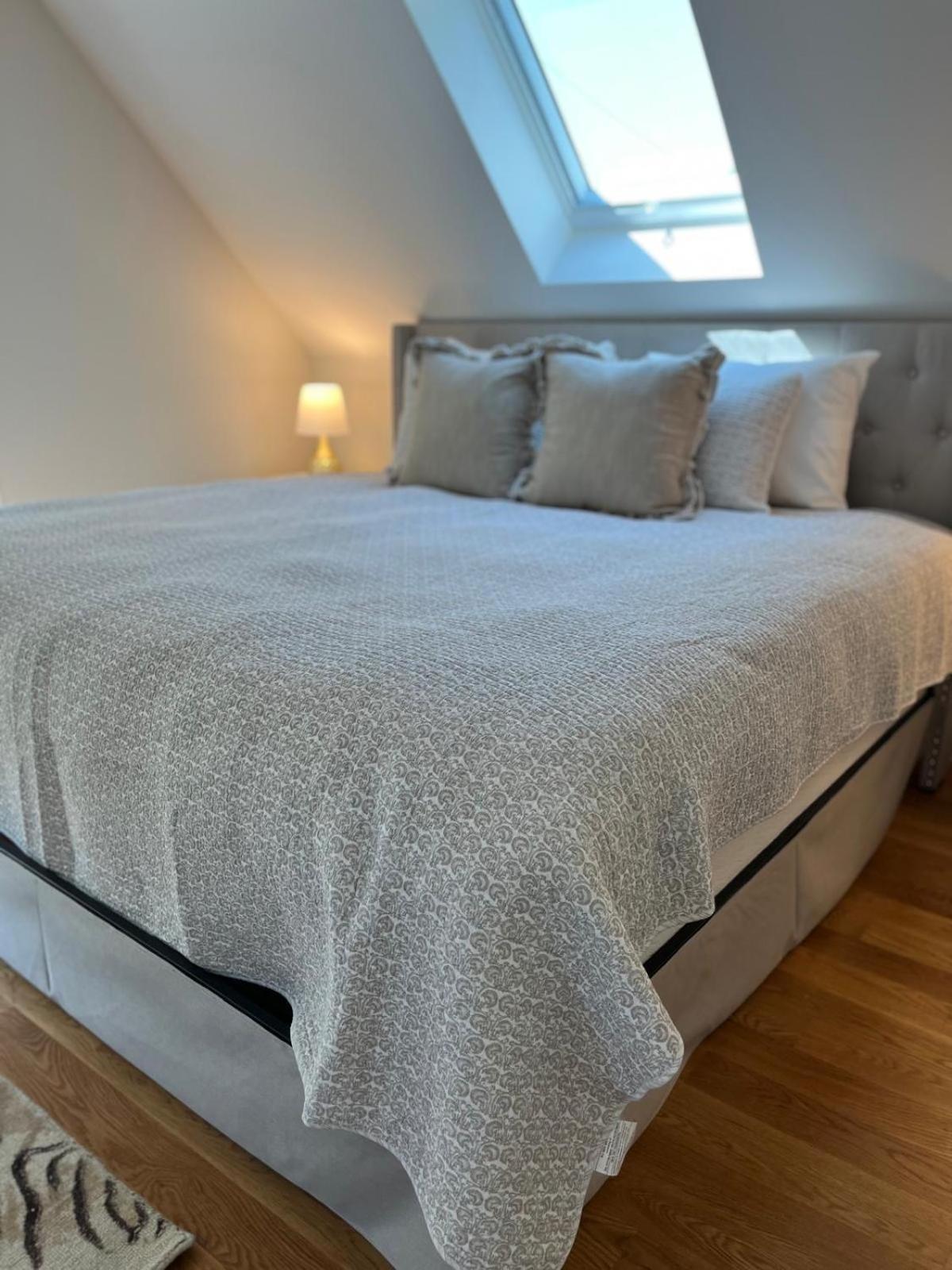 New Four Bedroom Near Town And Holiday home *