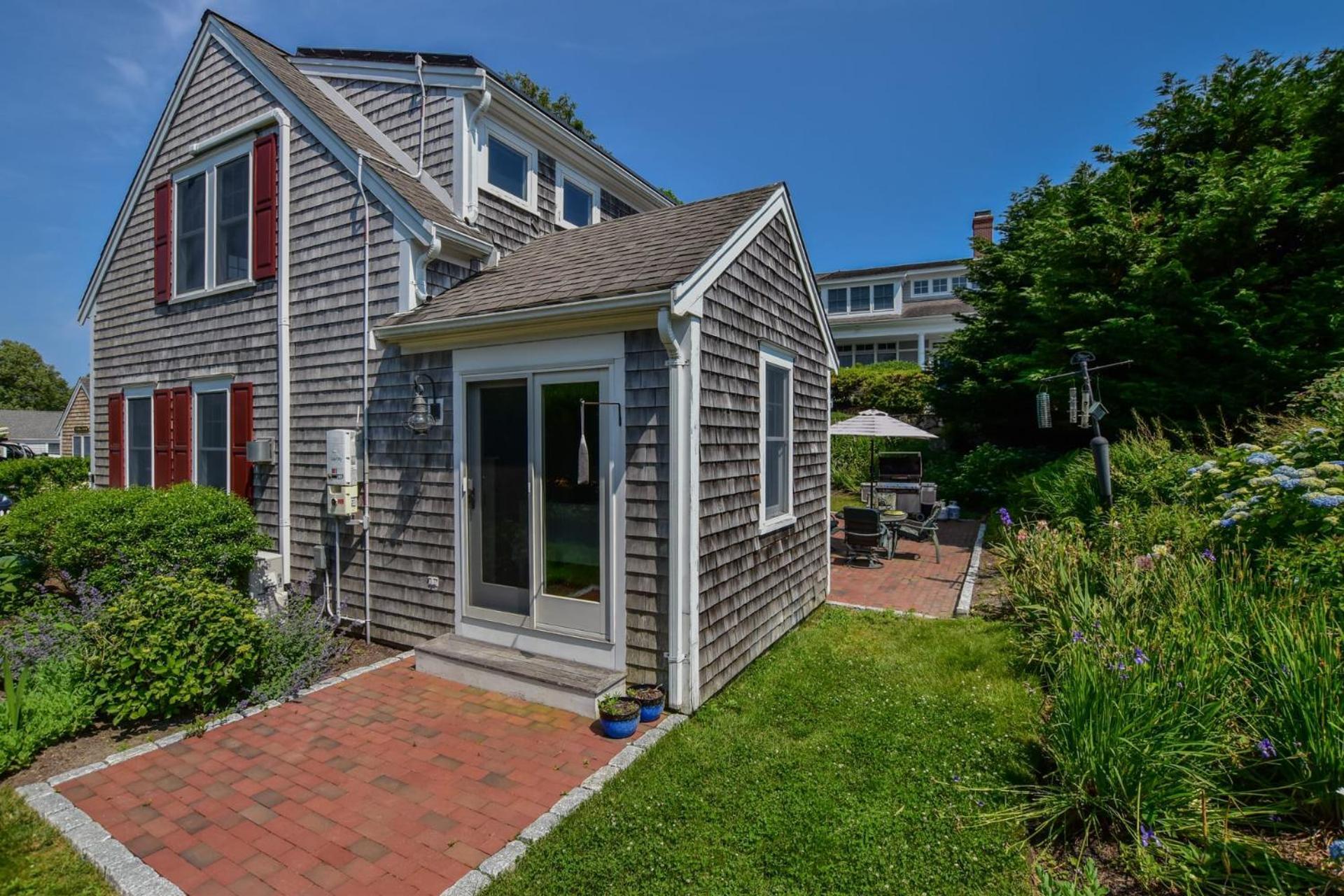 Walk To Main St And Oyster Pond In Holiday home *