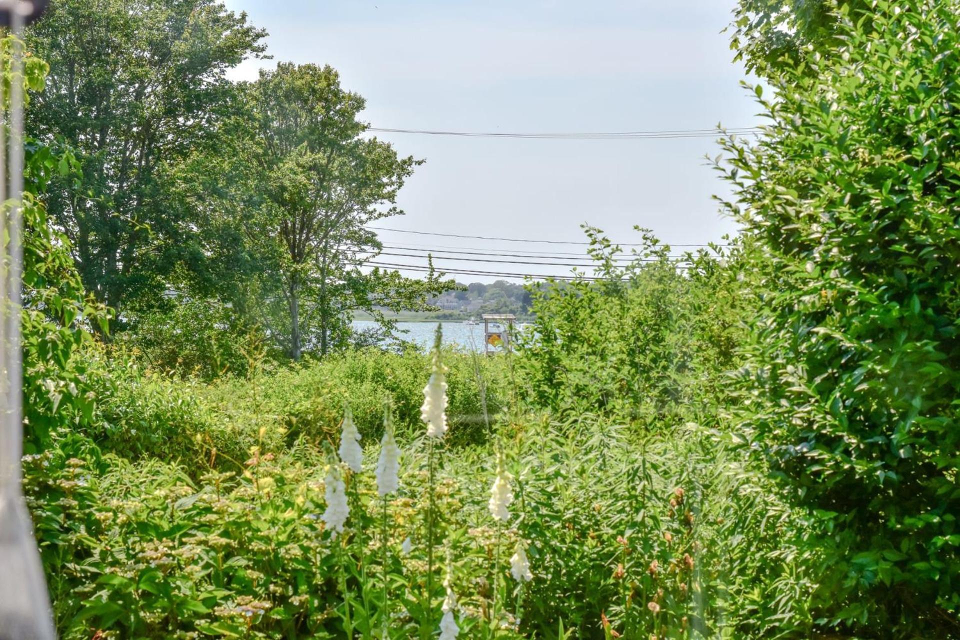 Walk To Main St And Oyster Pond In *