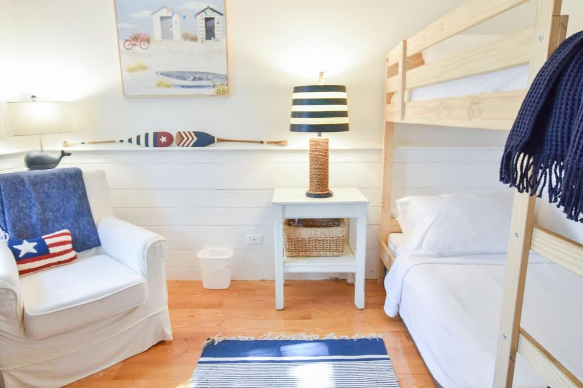 Holiday home Lovely Minutes From In *