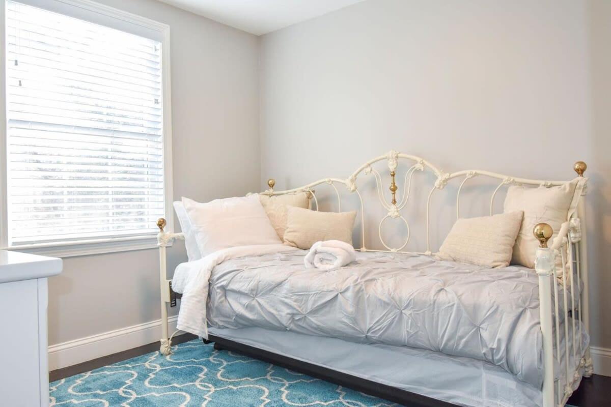 Newly Renovated Modern Pond Access Holiday home *